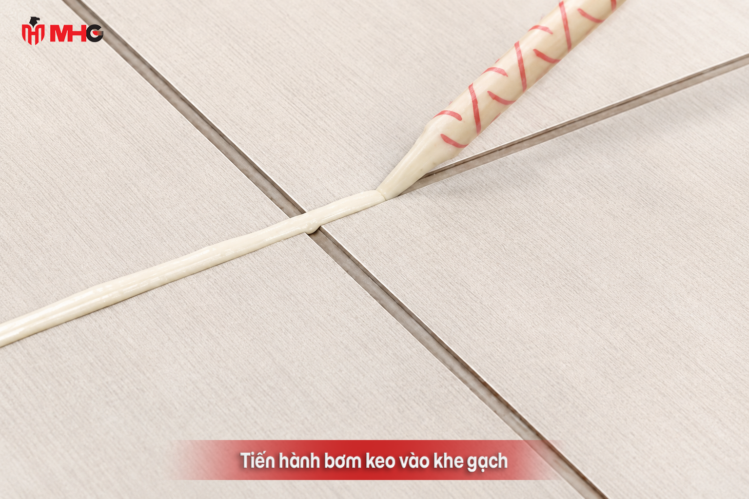Bơm keo chít mạch Epoxy Centino C550 vào khe gạch