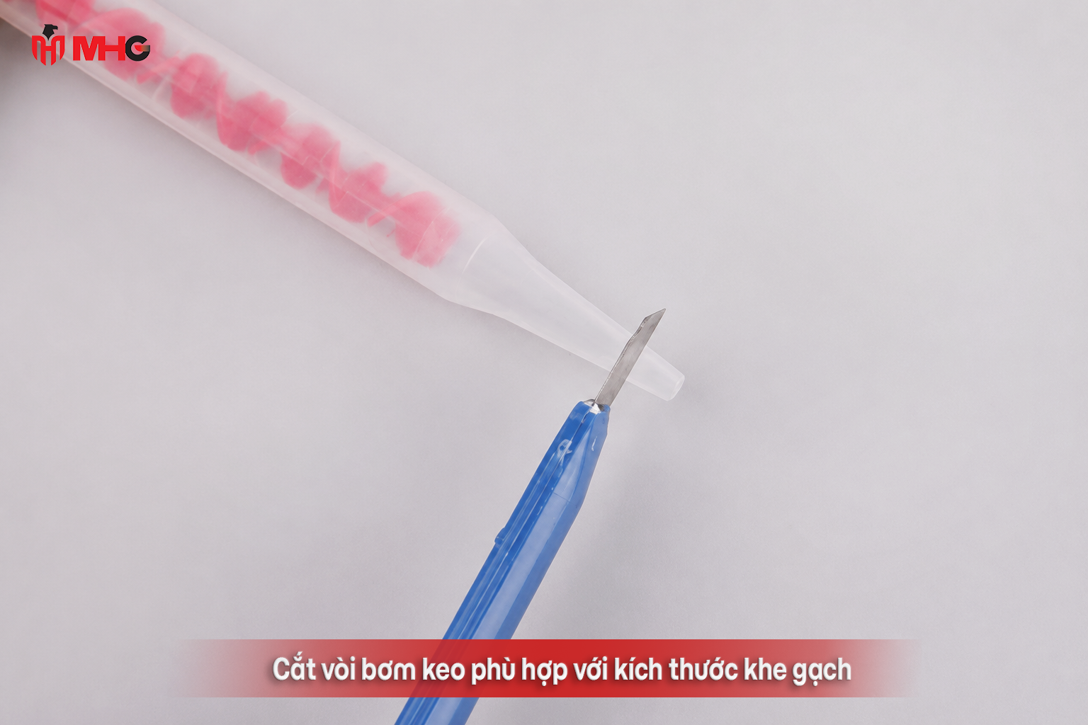 Cắt vòi bơm keo phù hợp với kích thước khe gạch